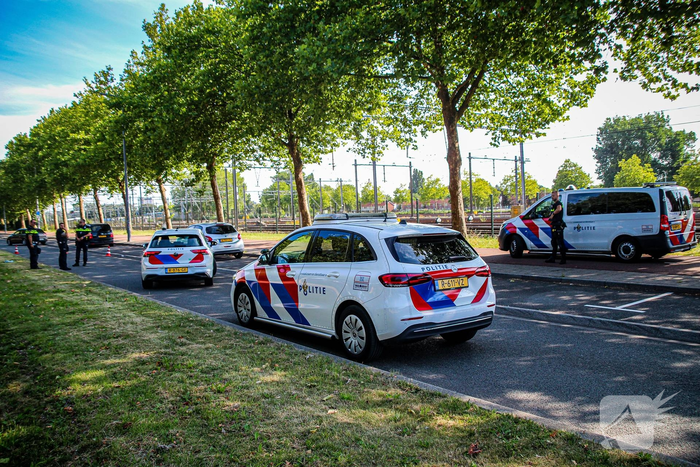 Politie onderzoekt verdachte vondst in berm