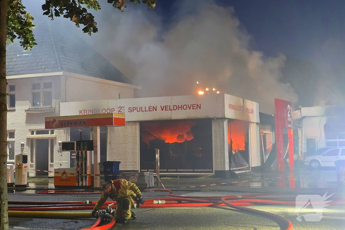 Zeer grote brand in kringloopwinkel verwoest panden