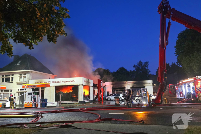 Zeer grote brand in kringloopwinkel verwoest panden