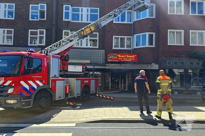 Brand verwoest snackbar en leidt tot ontruiming woningen