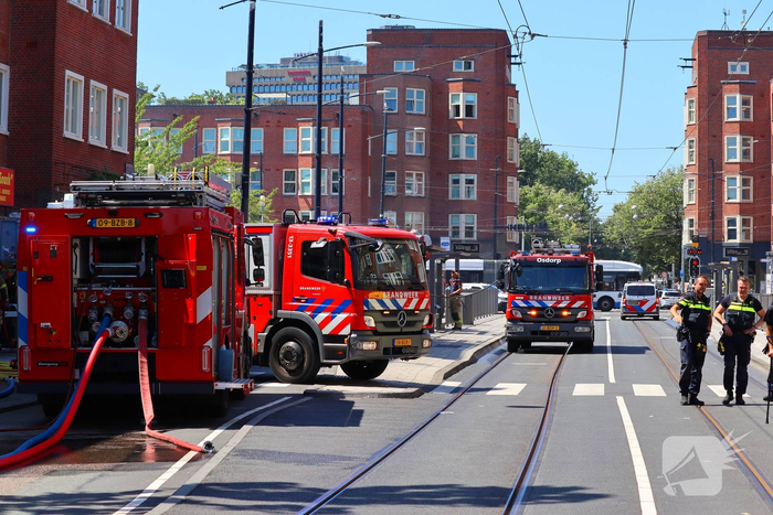 Brand verwoest snackbar en leidt tot ontruiming woningen