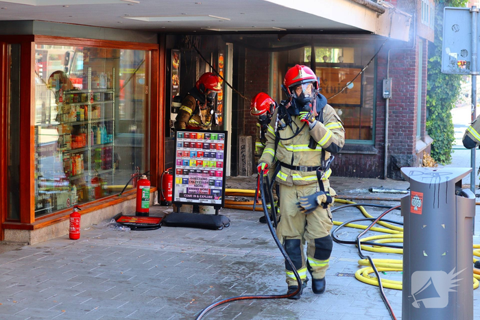 Brand verwoest snackbar en leidt tot ontruiming woningen