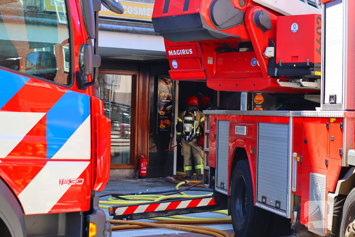 Brand verwoest snackbar en leidt tot ontruiming woningen