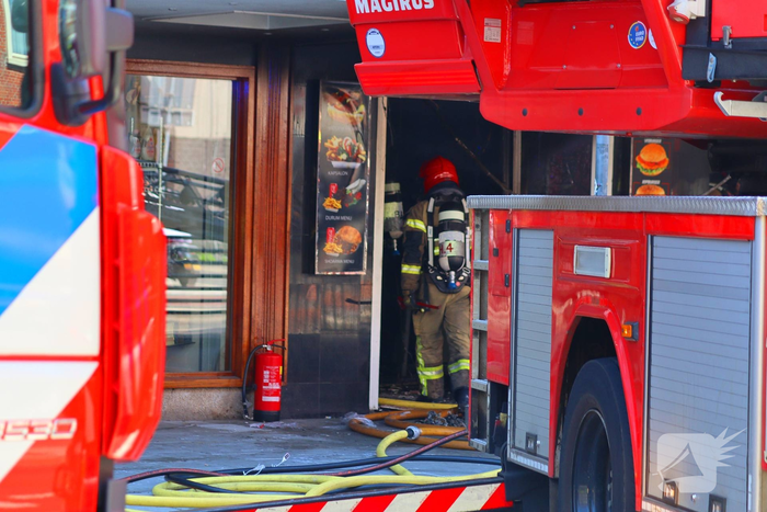 Brand verwoest snackbar en leidt tot ontruiming woningen
