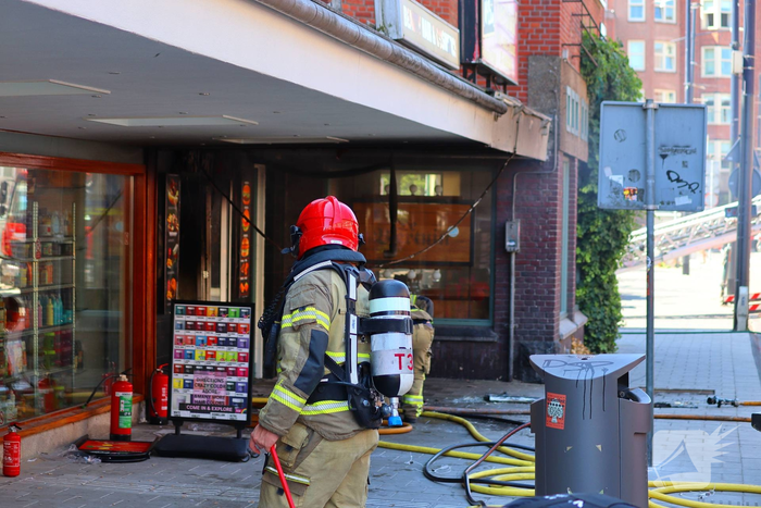 Brand verwoest snackbar en leidt tot ontruiming woningen