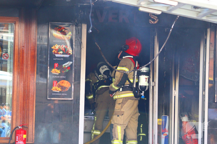 Brand verwoest snackbar en leidt tot ontruiming woningen