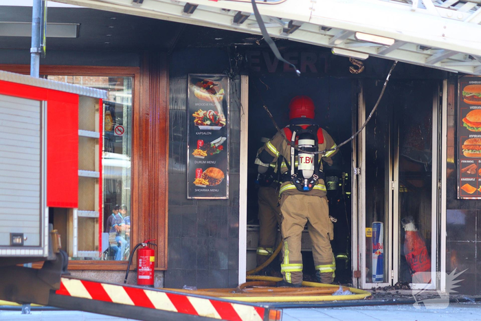 Brand verwoest snackbar en leidt tot ontruiming woningen