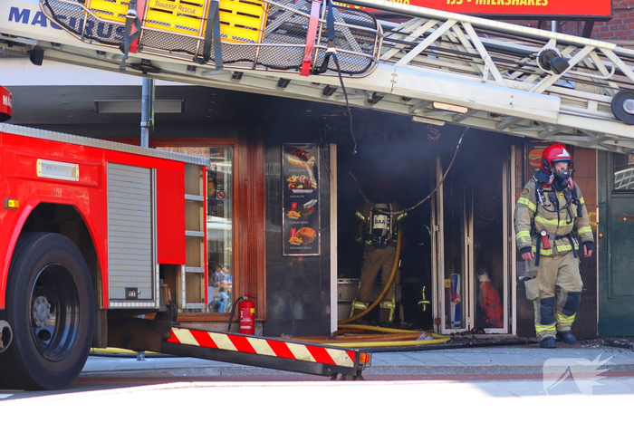 Brand verwoest snackbar en leidt tot ontruiming woningen