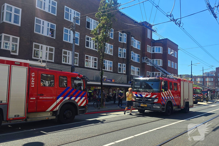Brand verwoest snackbar en leidt tot ontruiming woningen
