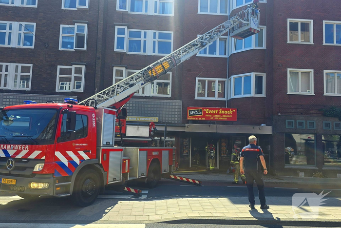 Brand verwoest snackbar en leidt tot ontruiming woningen