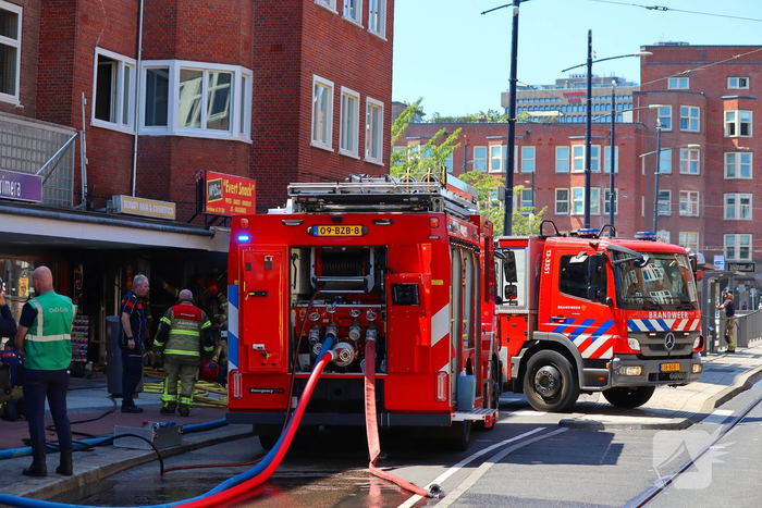 Brand verwoest snackbar en leidt tot ontruiming woningen