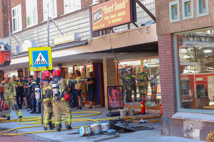 Brand verwoest snackbar en leidt tot ontruiming woningen