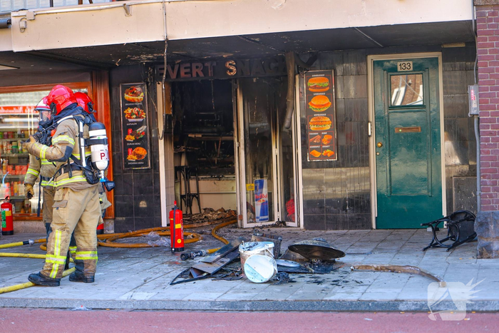 Brand verwoest snackbar en leidt tot ontruiming woningen