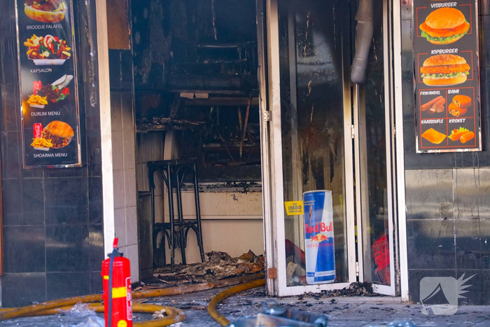 Brand verwoest snackbar en leidt tot ontruiming woningen