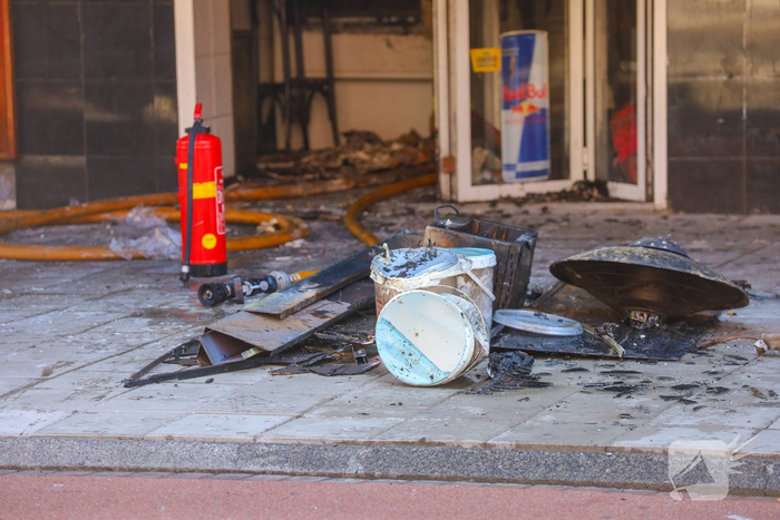 Brand verwoest snackbar en leidt tot ontruiming woningen