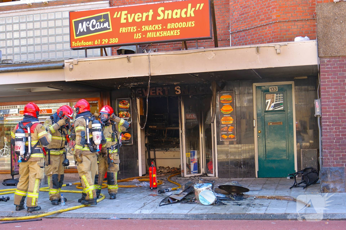 Brand verwoest snackbar en leidt tot ontruiming woningen