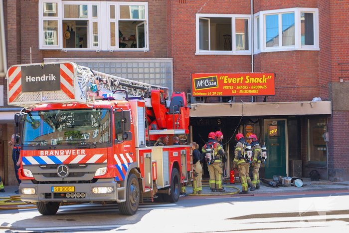 Brand verwoest snackbar en leidt tot ontruiming woningen