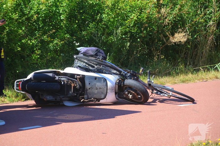 Scooterrijder en fietser in botsing op fietspad