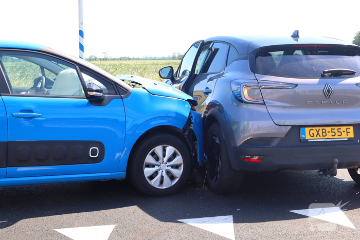 Automobilist botst in flank van andere auto
