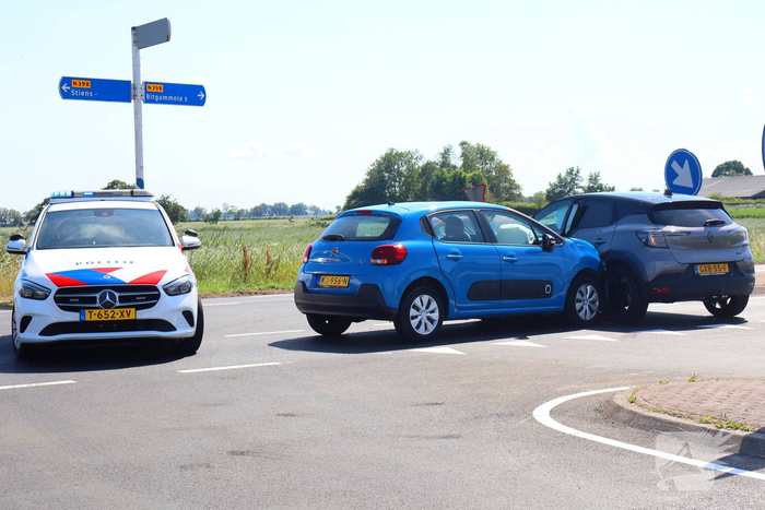Automobilist botst in flank van andere auto
