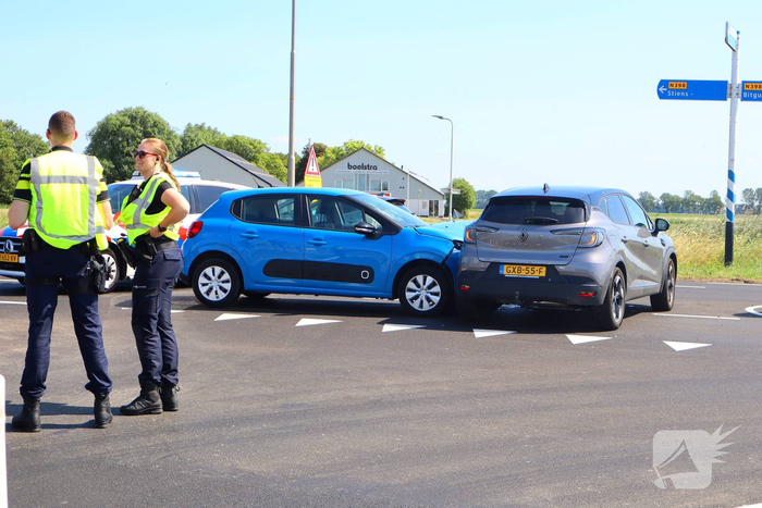Automobilist botst in flank van andere auto