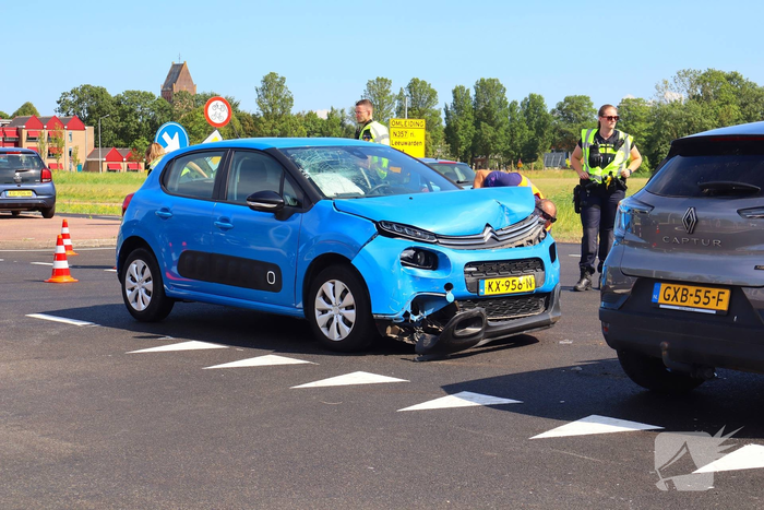 Automobilist botst in flank van andere auto