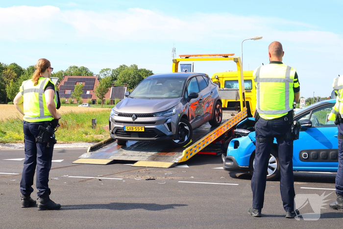 Automobilist botst in flank van andere auto