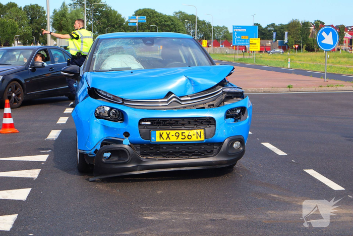 Automobilist botst in flank van andere auto