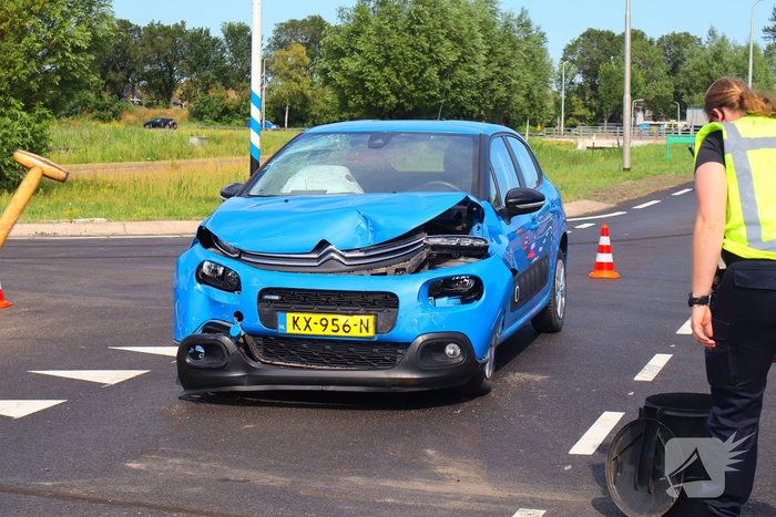 Automobilist botst in flank van andere auto