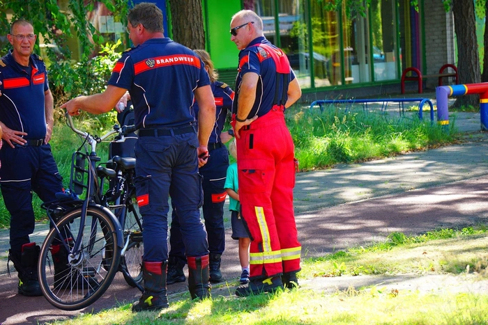 Kind vast tussen spaken van fiets, brandweer schiet te hulp