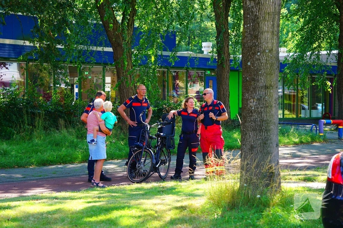 Kind vast tussen spaken van fiets, brandweer schiet te hulp