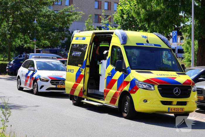 Kind steekt over en botst tegen auto