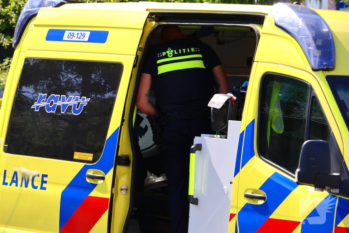 Kind steekt over en botst tegen auto
