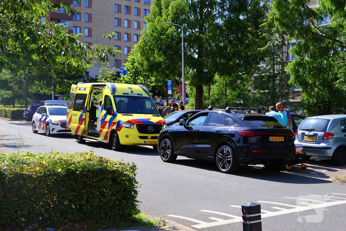 Kind steekt over en botst tegen auto
