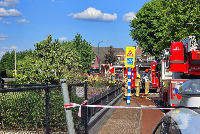 Brand op dak van woning veroorzaakt flinke inzet brandweer