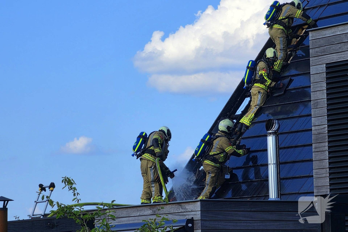 Brand op dak van woning veroorzaakt flinke inzet brandweer