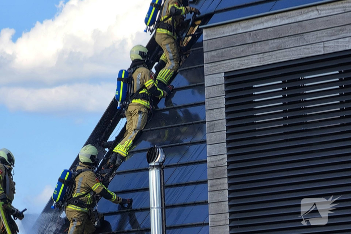 Brand op dak van woning veroorzaakt flinke inzet brandweer