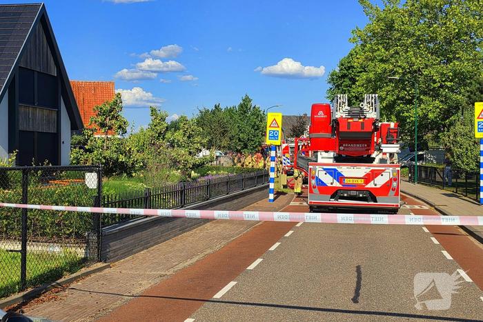 Brand op dak van woning veroorzaakt flinke inzet brandweer