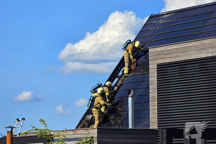 Brand op dak van woning veroorzaakt flinke inzet brandweer