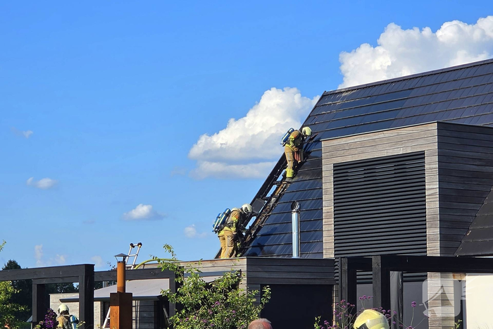 Brand op dak van woning veroorzaakt flinke inzet brandweer