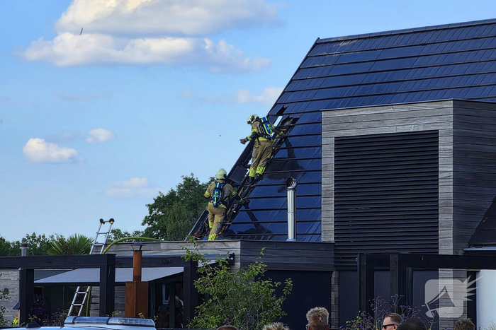 Brand op dak van woning veroorzaakt flinke inzet brandweer