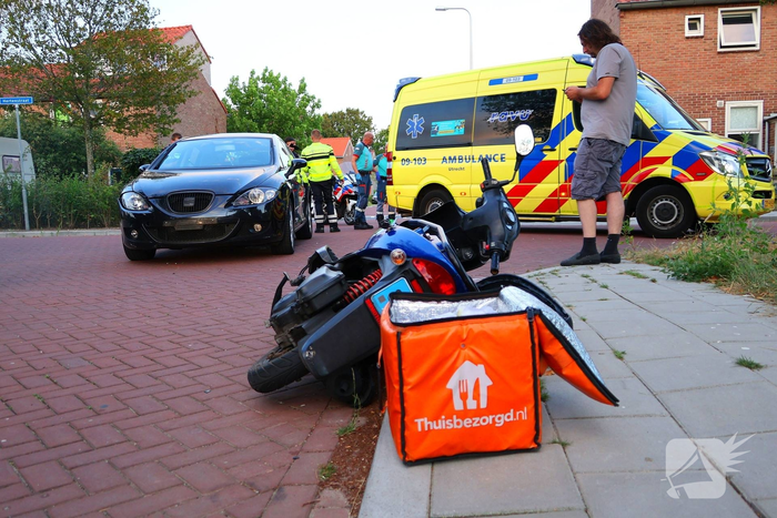 Maaltijdbezorger gewond bij aanrijding