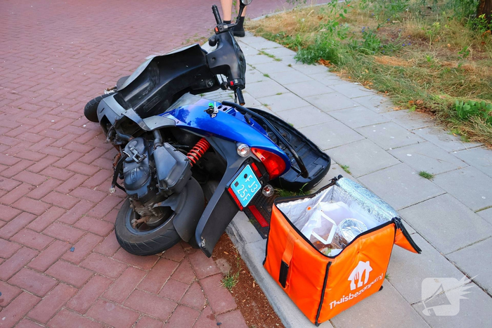 Maaltijdbezorger gewond bij aanrijding