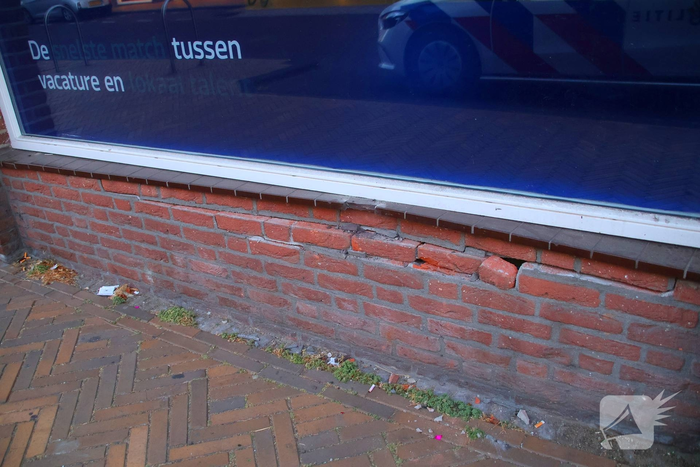 Bestuurder verlaat plaats ongeval na botsing tegen gevel