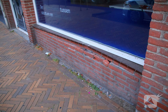 Bestuurder verlaat plaats ongeval na botsing tegen gevel