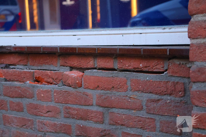 Bestuurder verlaat plaats ongeval na botsing tegen gevel