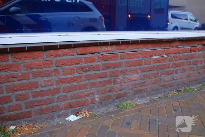 Bestuurder verlaat plaats ongeval na botsing tegen gevel