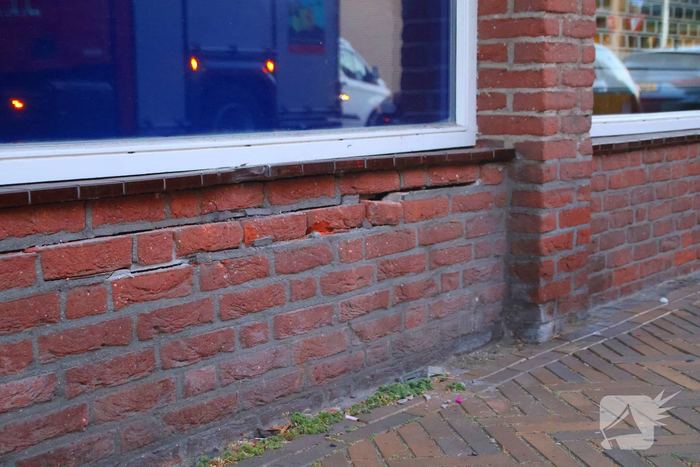 Bestuurder verlaat plaats ongeval na botsing tegen gevel