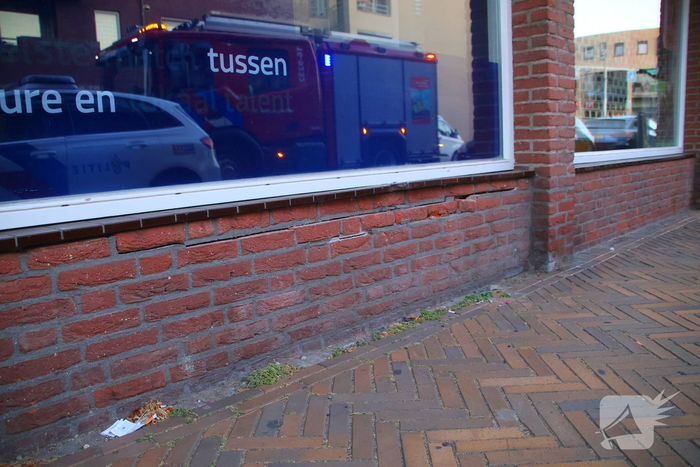 Bestuurder verlaat plaats ongeval na botsing tegen gevel
