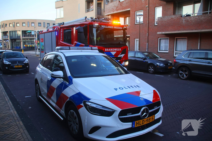 Bestuurder verlaat plaats ongeval na botsing tegen gevel
